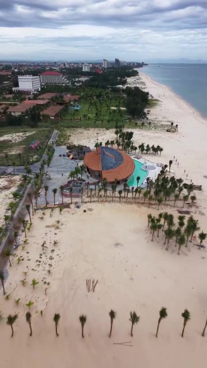 Hồ bơi và Regal Beach Club sát biển Bảo Ninh, ảnh thực tế từ flycam