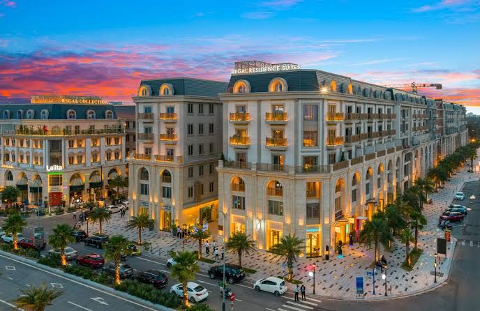 Khu phố thương mại Regal Residence Suites lúc hoàng hôn